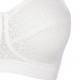 Détail du soutien-gorge Romy écru : bonnets contrecollés et motif roses ajourées